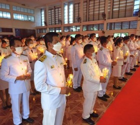 พิธีถวายเครื่องราชสักการะ และวางพานพุ่มเงิน พุ่มทอง หน้าพระฉายาลักษณ์สมเด็จพระนางเจ้าฯ พระบรมราชินี 