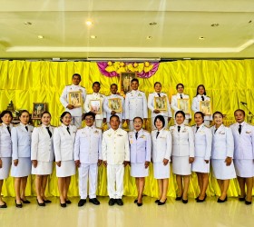 พิธีรับพระราชทานพระบรมฉายาลักษณ์ พระบาทสมเด็จพระเจ้าอยู่หัวที่ ฉายกับสมเด็จพระนางเจ้าฯ พระบรมราชินี