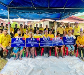 มอบบ้านคนพิการและบ้านผู้สุงอายุ