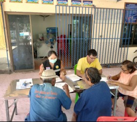 ลงพื้นที่เก็บรวบรวมเอกสาร ของผู้รับเบี้ยยังชีพผู้สูงอายุ ผู้พิการ  เพื่อรับเงินผ่านบัญชีธนาคาร