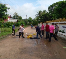 ลงพื้นที่ซ่อมแซมถนน  ในเขตพื้นที่ตำบลหนองพอกที่ชำรุด